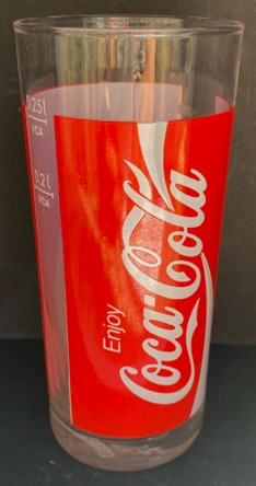309031-1 € 3,00 coca cola glas rood wit D 6 H14 cm.jpeg
